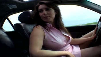Une femme sans gêne s'adonne à une séance de sexe oral et de baise dans une voiture