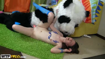 Découvrez comment Nicki et son compagnon, déguisé en panda, s'adonnent à des ébats passionnés et sensuels. Une vidéo porno hard à ne pas manquer !