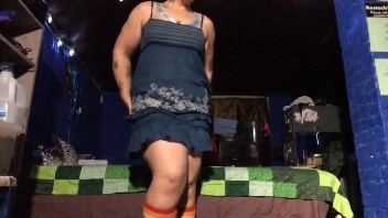 Chubby woman in dirty show