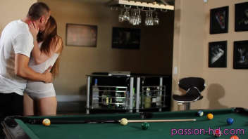 Dani Daniels, actrice reconnue, joue au billard et vit une scène de plaisir intense avec son partenaire.