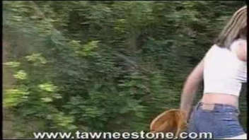 Tawnee en action avec ses amies : La jeune Tawnee adore se dévêtir et se divertir, sa magnifique poitrine et son superbe cul vous fera vouloir s'immiscer.