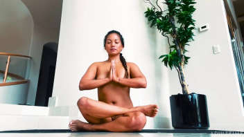Lana Violet en Yoga: Une Expérience Osée
