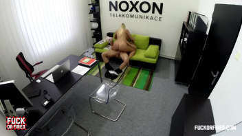 Katka, une blonde coquine, évite le renvoi en séduisant son patron lors d'une session torride au bureau.
