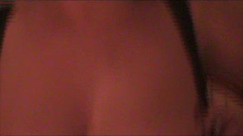 Femme ronde et coquine se montre dans une vidéo hot