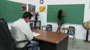 Dans une salle de classe vide, une étudiante brune séduit son professeur pour une leçon particulière. Elle utilise ses charmes pour le convaincre de lui donner une note plus élevée.