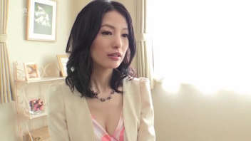 Asiatiques: une femme aux cheveux longs et résistante qui ne renonce pas