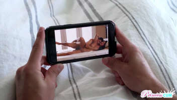 Blake Blossom, une actrice porno américaine originaire de l'Arizona, joue dans une scène de sexe intense avec son faux frère. Ses gros seins naturels et sa beauté explosive sont à l'honneur dans cette vidéo.