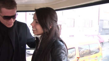 Meet on the bus: Sonja meets the man of her dreams