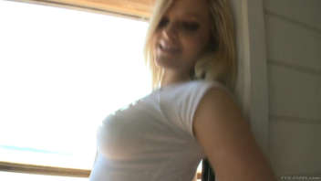 Alexis Texas, une blonde séduisante, adore s'exhiber devant la caméra et savoir qu'elle suscite le désir.