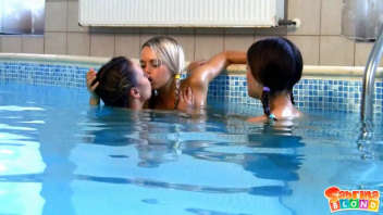 Sabrina and dyke friends: Extreme passionate threesome
