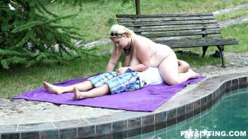 Cette blonde est assise à côté de la piscine et expose son derrière à un lascar. Elle lui offre une pipe et il peut sentir ses fesses. Cela se passe dans le parc.