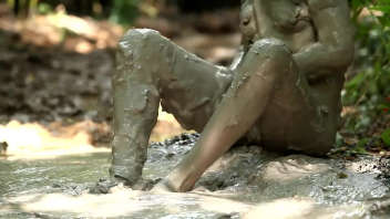 Muddy and sensual bathing: The blonde indulges in lust