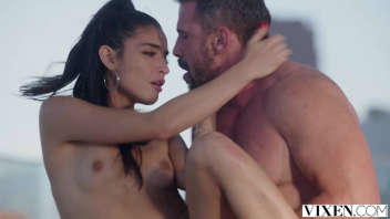 Découvrez une rencontre sensuelle et intense entre les stars du porno Émily Willis et Manuel Ferrara sur un rooftop avec piscine.