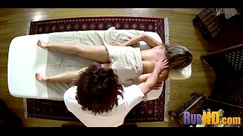 Massage Érotique 10800 : Deux Salopes S'Éclatent