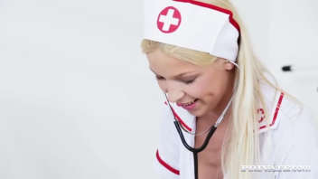 Cette infirmière a un corps très sexy et elle adore la bite. Elle le montre bien dans sa tenue d'infirmière.