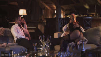 Cette vidéo pornographique met en scène une belle blonde sexy qui s'offre un bon moment avec deux gars lors d'une soirée animée. Ensemble, ils partagent de vifs plaisirs et moments inoubliables dans cette vidéo xxx extrême.