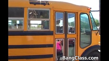 Chauffeur d'autobus et lycéenne asiatiques : Une expérience intense
