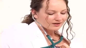 Découvrez cette incroyable vidéo où une belle infirmière en tenue fait preuve de ses talents exceptionnels tout seule. Ne manquez pas d'apprécier cet érotisme unique et inoubliable.