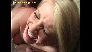 Nouvelle venue X-Rated : Lili, blonde passionnée éblouit dans des vidéos de sodomie