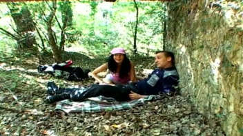 Plein Air Passion : Un couple s'abandonne à la forêt
