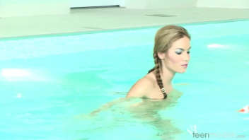 Veronika Fasterova, mannequin glamour, ne peut contenir son excitation en voyant la piscine. Elle décide de s'offrir une séance de sexe torride.