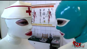 Découvrez Clanddi Jinkcego dans une clinique, où elle laisse libre cours à ses fantasmes en latex en compagnie d'une autre femme timide.