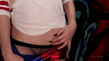 Dans cette vidéo, Harley Quinn est assise devant sa caméra webcam et recoud un tee-shirt déchiré. Pour ajouter une touche supplémentaire de sensualité, elle décide de porter des sous-vêtements et de montrer ses fesses sexy en faisant des trous dans son short.