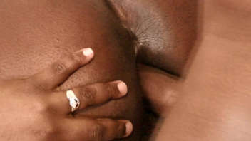 Un homme noir et sa femme ronde : Il la satisfait avec une baise hard et un déversement de sperme
