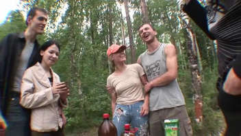 Quatre filles coquines s'offrent à plusieurs hommes en pleine forêt : Un camping très hot