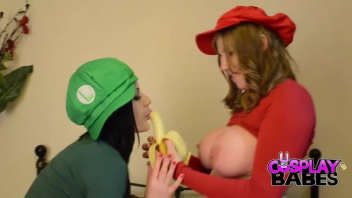 Ces femmes bandantes, également connues sous le nom de pornstars sexy, expriment leur amour pour les personnages de jeu vidéo à travers des costumes et des accessoires. Dans une petite scène remarquable, elles se transforment en Mario et Luigi, ce qui est un spectacle à voir.