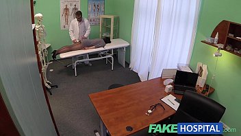 Fake massage session at the hospital: Luna Star gives in to lust