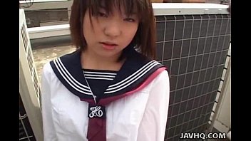 Adorable écolière japonaise dans des scènes hardcore