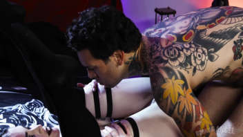 Un homme couvert de tatouages et doté d'une grosse bite s'occupe d'une femme vêtue d'un collant blanc et sexy. Il la baise énergiquement et avec force, montrant sa résistance et son endurance.