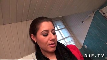 Mère arabe soumise à une séance BDSM intense