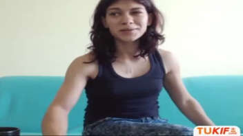 Découvrez une femme exceptionnelle qui exhibe ses muscles et sa chatte poilue lors d'un show webcam.