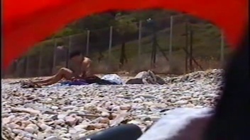 Vidéo voyeur : Capturez l'intimité des femmes en topless à la plage