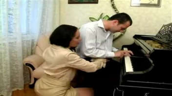 Découvrez une femme dévergondée qui se caresse sensuellement pendant que son amant joue du piano. Cette salope exhibitionniste adore se montrer sur notre site pour adultes. Ne manquez pas cette vidéo de sexe hard !