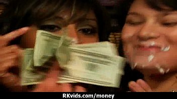 Jeune salope prend de l'argent pour une baise hardcore