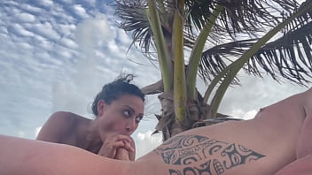 Lara, réceptionniste russe, baise sur une plage mexicaine
