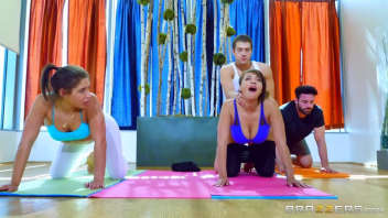 Découvrez Abella Danger et Cassidy Banks dans une séance de yoga sensuelle et détendue avec leurs professeurs respectifs. Cette expérience promet d'être relaxante et excitante.