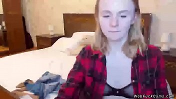 Salope blonde en lingerie sexy sur webcam