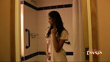 Indian porn queen Divya captivates her audience with her sex in the shower