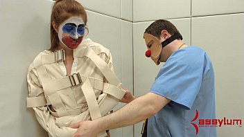 Clara, la secrétaire salope, se transforme en clown pour une séance d'humiliation anale