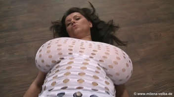 Milena velba est une femme avec une très grosse poitrine. Dans cette vidéo, elle vous la présente de manière excitante et suggestive. Elle utilise sa main pour masser et pétrir ses seins et les faire rebondir comme un ballon de football
