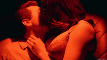 Découvrez la rencontre brûlante entre Chanel Preston et James Deen, où les gros seins de la brune rencontrent un calibre impressionnant. Une séance de baise intense en perspective, où les orgasmes seront au rendez-vous.