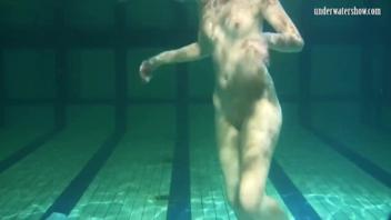 Underwater Show : Plongez dans le porno hard avec une blonde torride