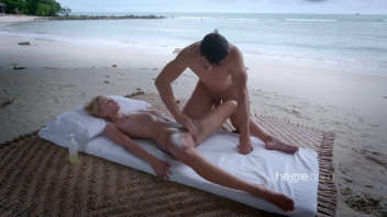 Massage sensuel sur la plage : Une séance de massage relaxante et stimulante sur une plage tropicale