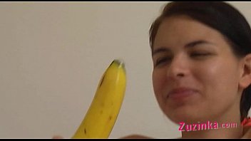 Découvrez: Une brunette experte enseigne avec une banane - Préparez-vous pour une leçon hardcore en plein air