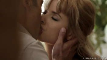 Charlise Bella, une blonde sensuelle et délicieuse, s'adonne à une session de sexe torride et passionnée. Un pur moment de plaisir et de volupté.