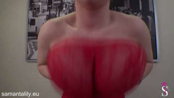 Voyez Samanta Lily portant un justaucorps rouge sexy et agitant ses magnifiques melons sous cette robe en maille.